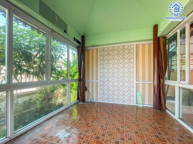 *****บ้านเดี่ยวมือสองย่านนนทบุรี ม.บัวทองธานี กาญจนาภิเษก เนื้อที่กว้างขวางมากถึง 60 ตร.ว. ฟังก์ชัน 4 ห้องนอน 2 ห้องน้ำ ที่จอดรถ 2 คัน บ้านเดี่ยวมีเรือนรับรอง สภาพสวยพร้อมเข้าอยู่ บนทำเลแห่งการเดินทาง ใกล้รถไฟฟ้าสายสีม่วง "สถานีคลองบางไผ่" เชื่อมต่อถนนบางกรวย-ไทรน้อย, ถนนกาญจนาภิเษก, ถนนชัยพฤกษ์ จองเลย!